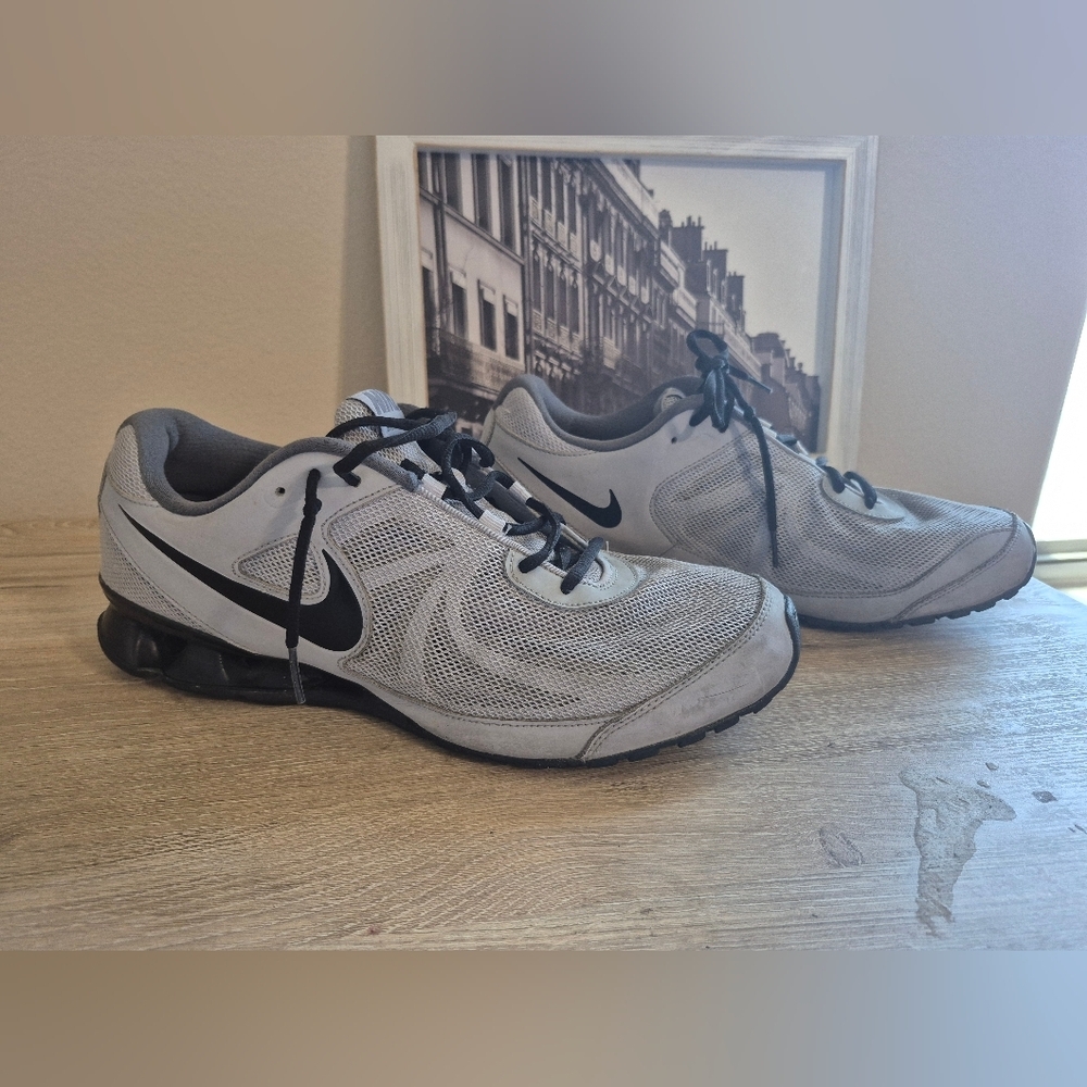 Nike Men's Gray Running Shoes